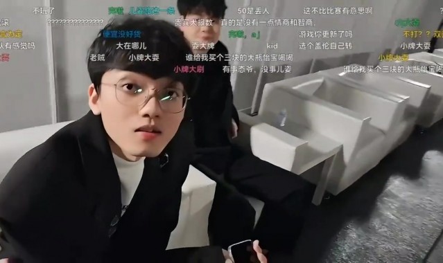 直播搞事？AJ与Yuyanjia线下握手 当得知其为斗鱼主播后 立马擦手