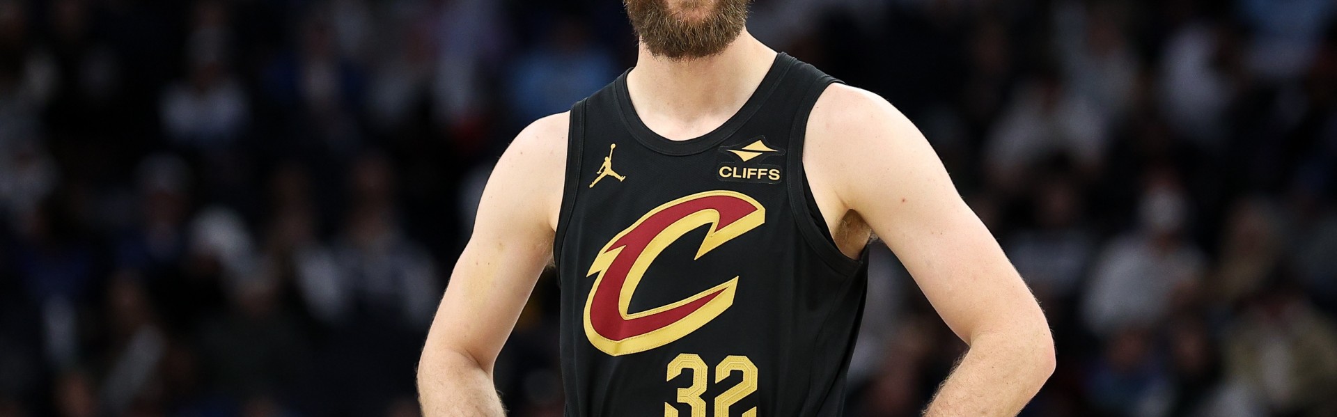 骑士官方：迪恩-韦德遭遇右膝骨挫伤 将大约两周后进行重新评估