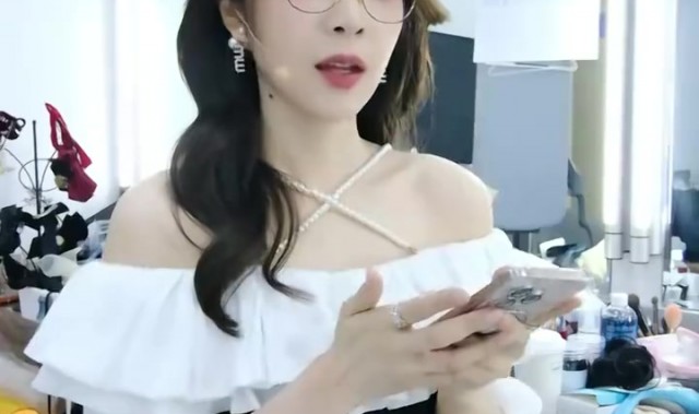 管哥又幸福了！余霜拍管哥最爱的王家卫港风：豹纹、大波浪、烈焰红唇