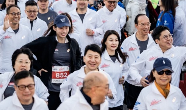 霍启刚、郭晶晶夫妇亮相港珠澳大桥，参加“2公里荣誉杯”赛事