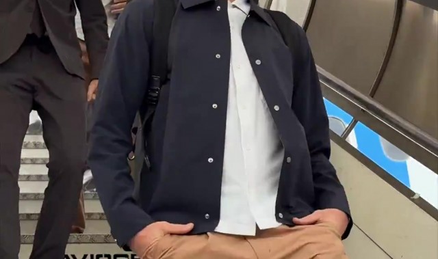 大战在即！巴萨全队抵达米兰城，莱万带头走下飞机