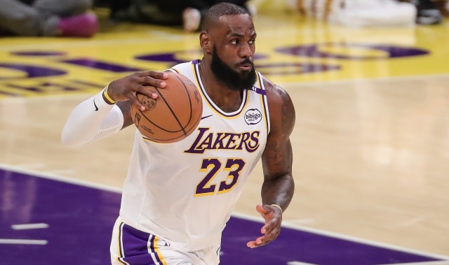 里夫斯：詹姆斯今晚的表现不可思议 他是史上最伟大的球员之一