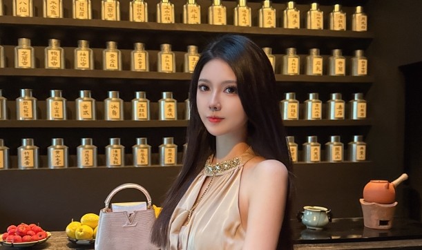 面如春日桃花婉约娇媚！DOTA2官方解说蛋糕晒照