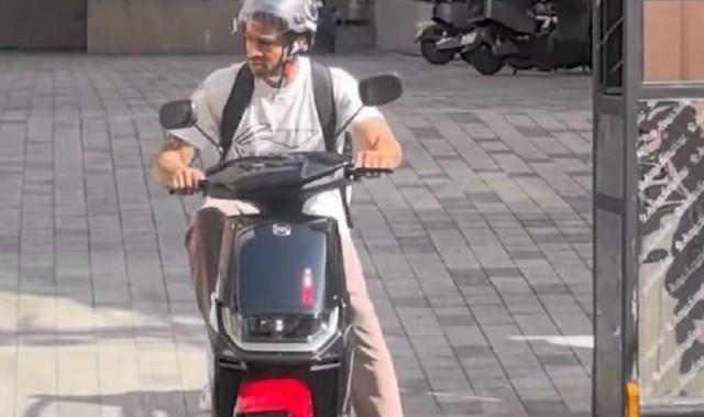 入乡随俗！广东新援伯克骑上电动车 戴上头盔非常专业