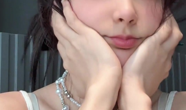 LPL官方解说Rita分享短视频：下午好~