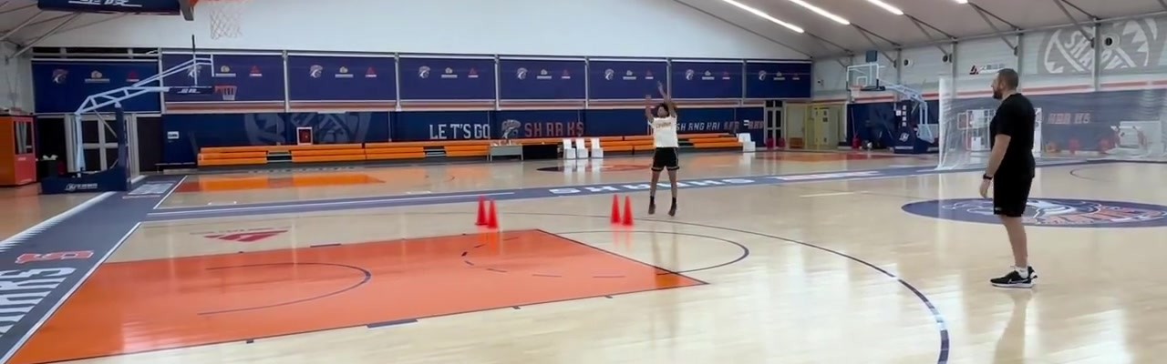 弹无虚发！17岁华裔后卫朱正晒在上海队训练馆的投篮视频