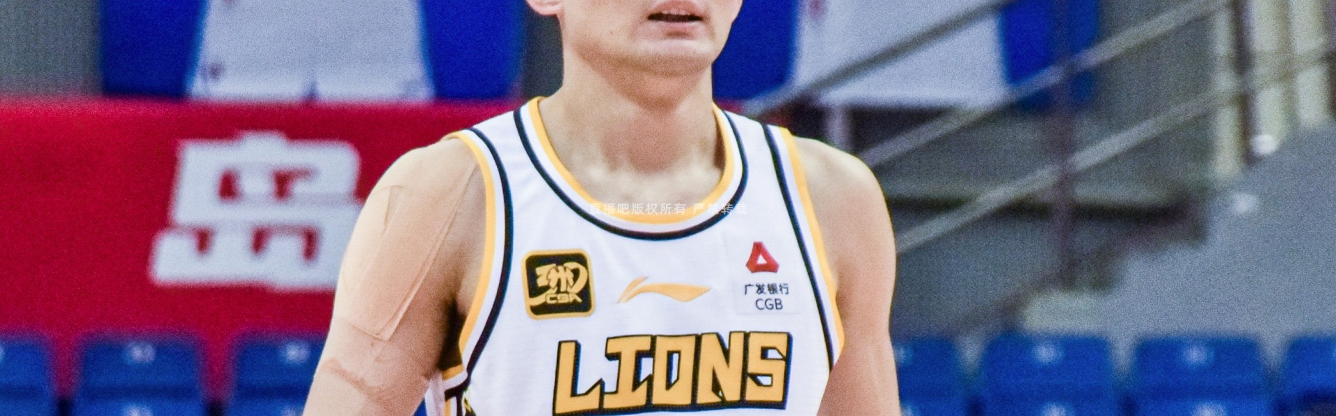 没状态！孙铭徽半场仅出战6分钟颗粒无收 出现2次犯规