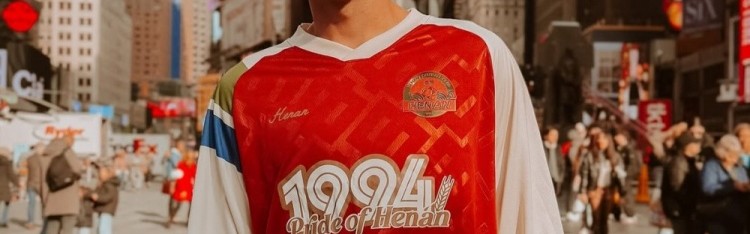 真的有型！迈达纳身穿河南队复古球衣现身纽约时代广场