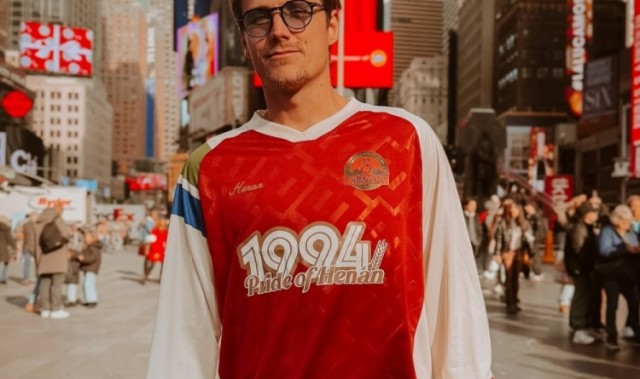 真的有型！迈达纳身穿河南队复古球衣现身纽约时代广场
