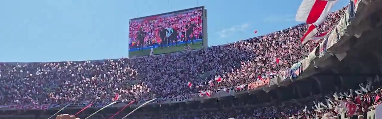 🥵火爆！超8万人观战阿根廷超级德比，现场人山人海极为震撼！