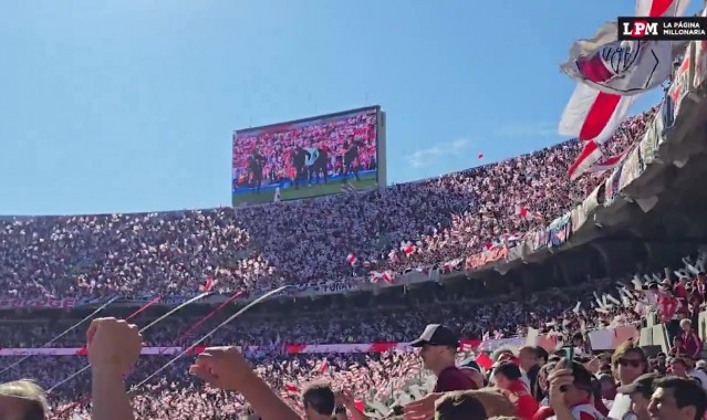 🥵火爆！超8万人观战阿根廷超级德比，现场人山人海极为震撼！