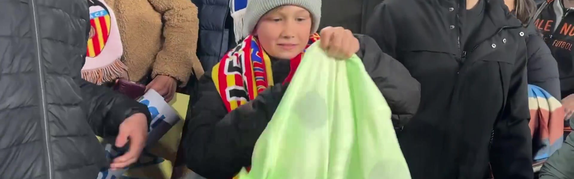 暖男！亚马尔在巴萨国王杯赛后给瓦伦西亚小球迷送了球衣