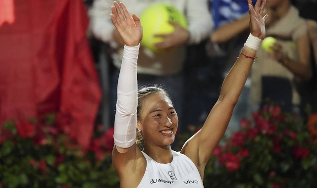 越过高山！郑钦文生涯首胜萨巴伦卡 中国网协发文祝贺