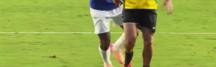 😂200斤的爆铲！梅西保镖被纳什抢断后铲倒对方，两人相视而笑