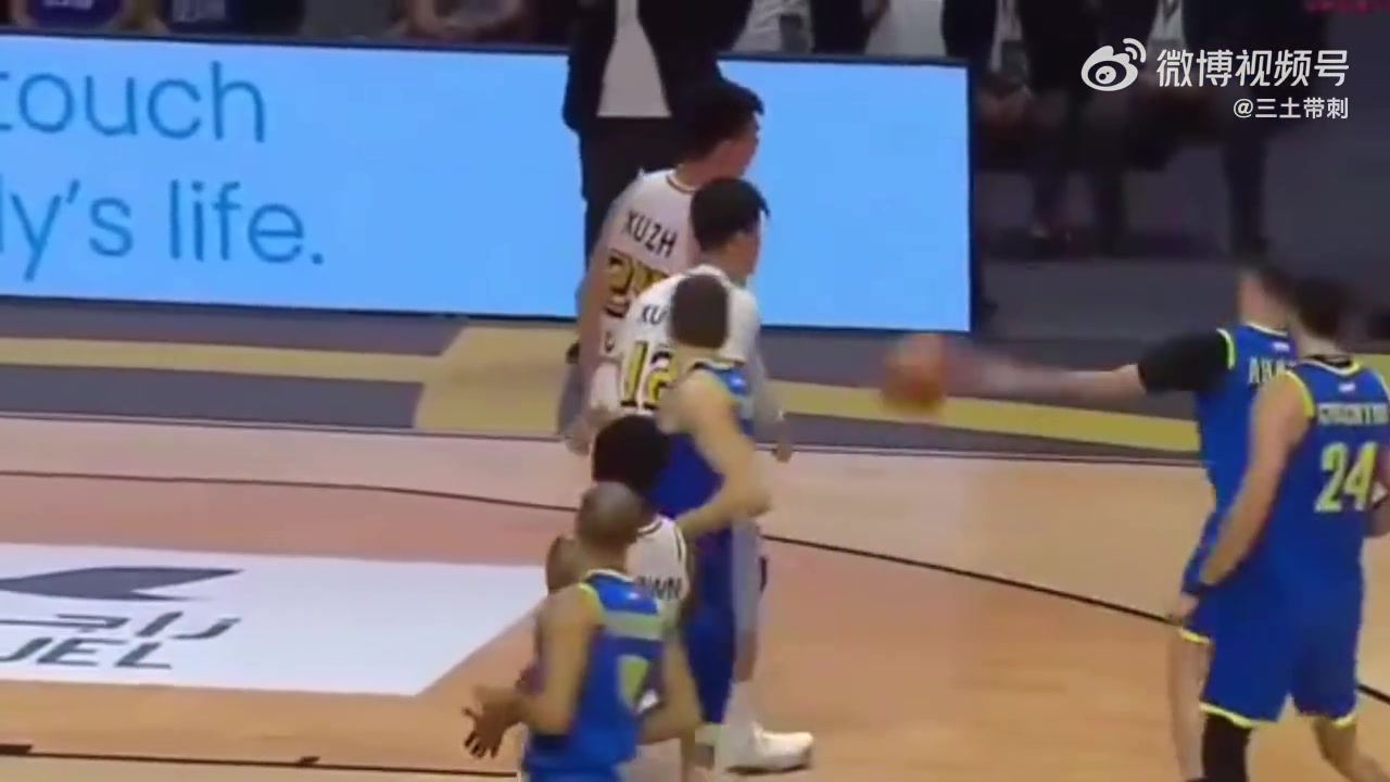 😯亚一控！被许钟豪撞伤的阿拉基自宣接受手术&赛季报销💔