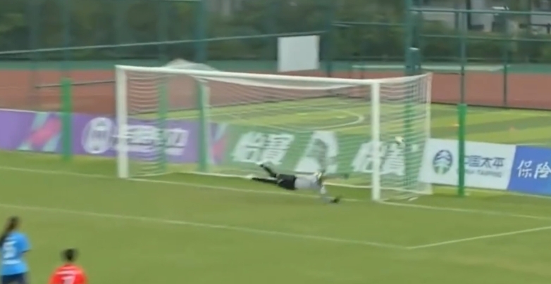 陈巧珠晒女超误判视频:真是离谱他妈给离谱开门到家了